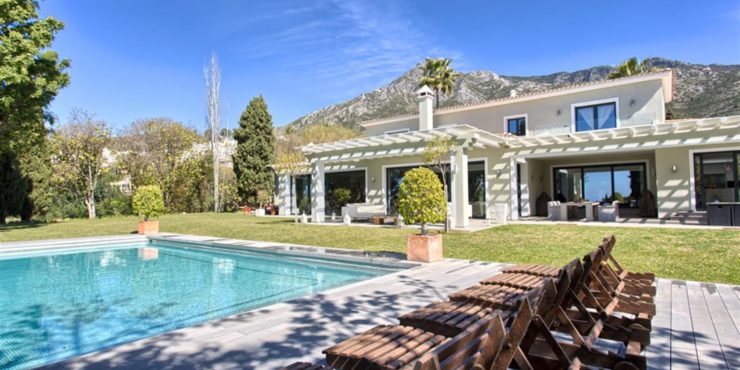 Lavish contemporary villa  with sea views and 5.000 sqm. of land located in Marbella Hill Club, Sierra Blanca.