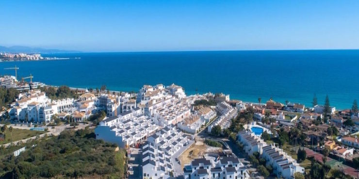 Ready to move in! Just a few steps from the beach and walking distance to facilities and amenities in Estepona. From  217.000